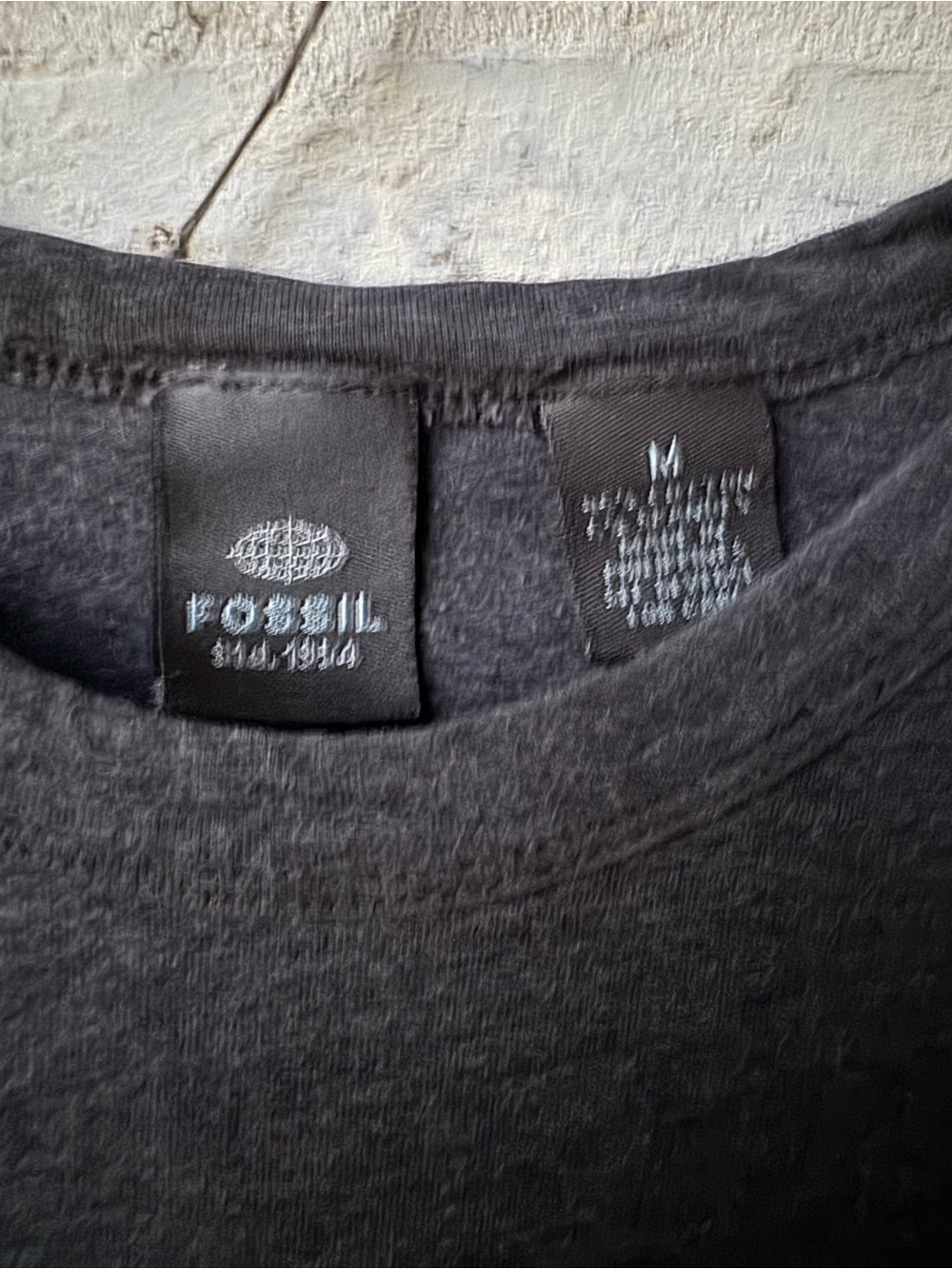 🏷️ 𝐹𝑜𝑠𝑠𝑖𝑙 𝑀𝑒𝑛’𝑠 𝐶ℎ𝑎𝑟𝑐𝑜𝑎𝑙 𝐺𝑟𝑒𝑦 𝐶𝑟𝑒𝑤𝑛𝑒𝑐𝑘 𝑇𝑒𝑒 Size Medium - Picture 3 of 8